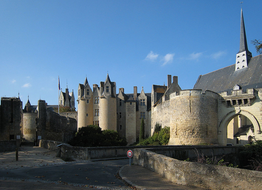 1024px castle montreuil bellay 2007 01